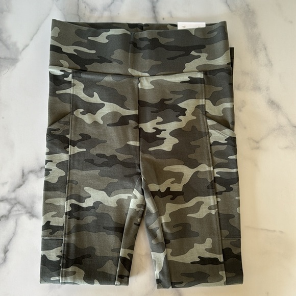 NWT Lou & Grey The Ponte Pocket Legging - Camo - Picture 4 of 4
